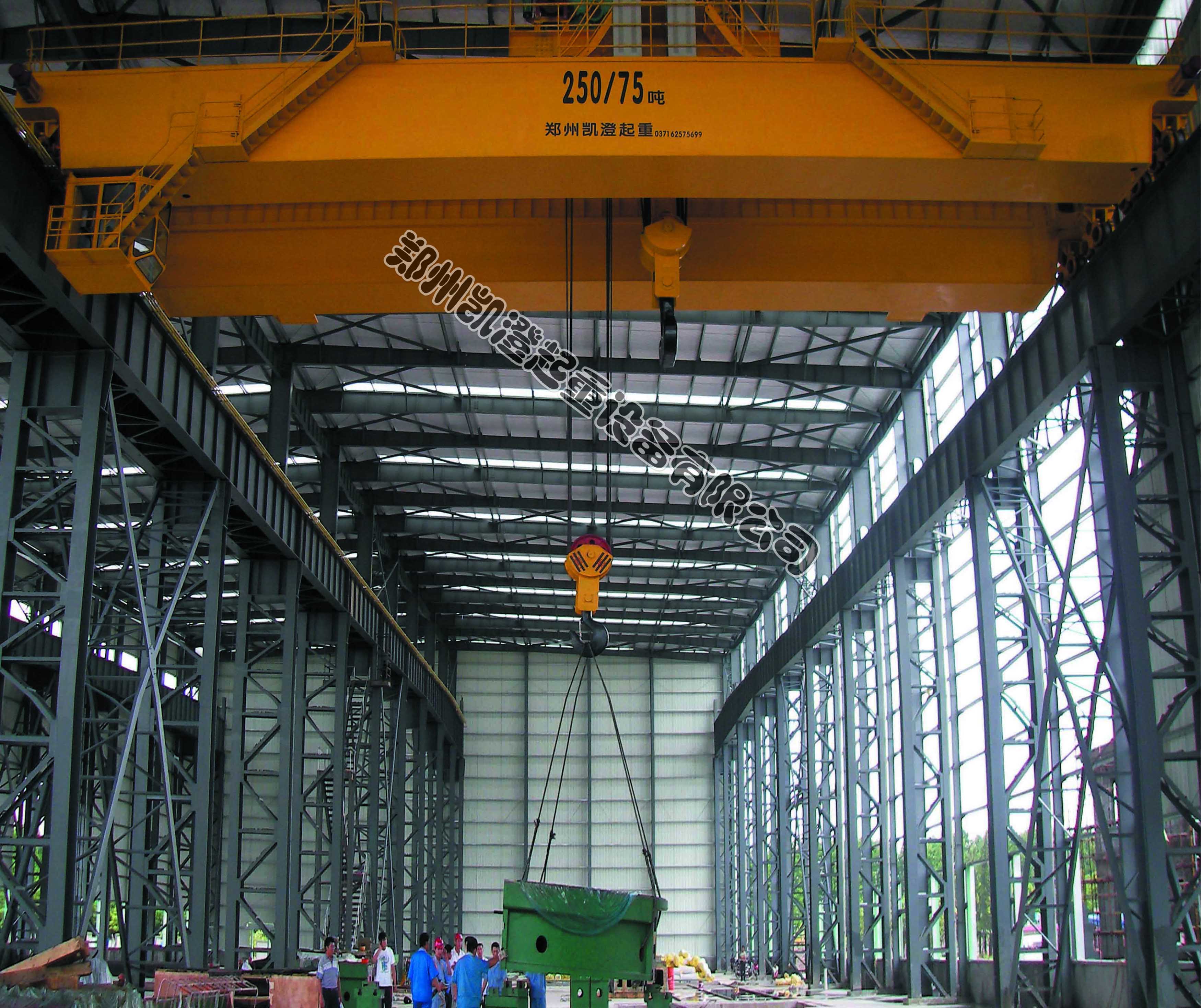 為上海晨浦冶金設備有限公司生產的ＱＤ２５０／７５ｔ通用橋式起重機